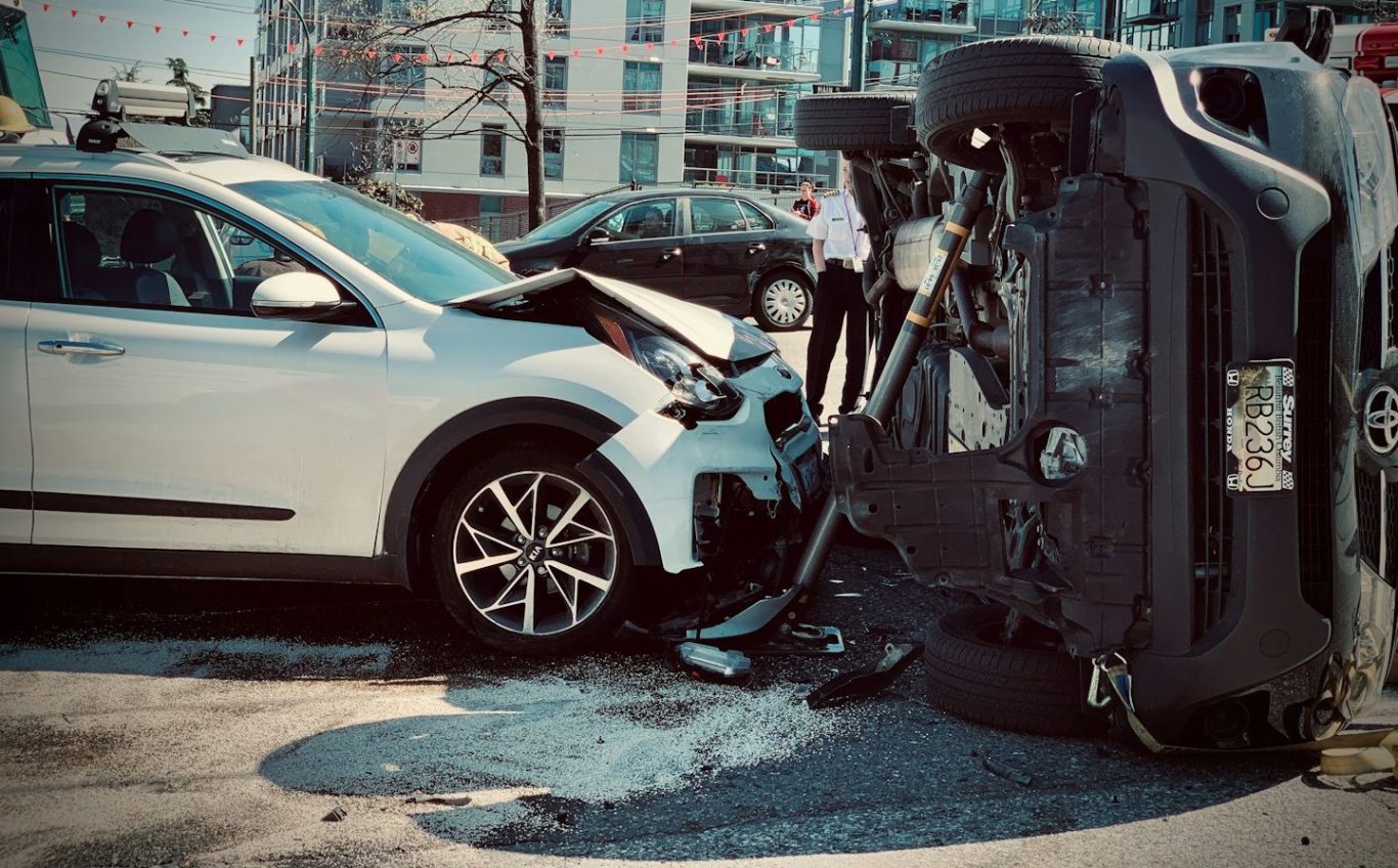 Leistungen Gutachter hilgers
Verkehrsunfall mit einem umgekippten Auto und einem beschädigten weiteren Fahrzeug.
