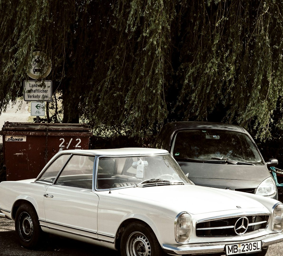 Oldtimer gutachten in Heinsberg Gutachter hilgers
Klassischer weißer Mercedes-Benz PKW parkt vor einem grünen Baum.